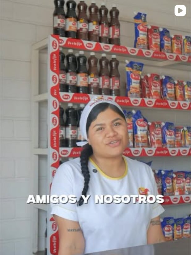Parte del equipo de Mascriollo en el punto de venta, en un video de Instagram